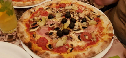 La Pizza Nostra food