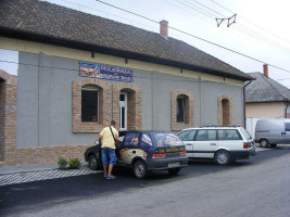 Atlantisz Pizzeria outside