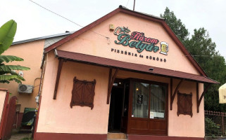 Három Betyár Pizzéria outside