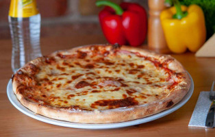 Giorgi Pizzéria és Étterem food