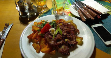 Giorgi Pizzéria és Étterem food