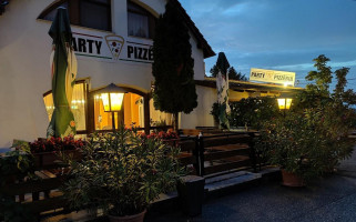 Party Pizzéria outside
