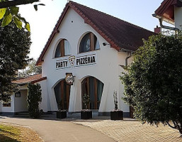 Party Pizzéria outside