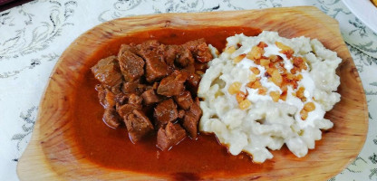 Vöröskő Kisvendéglő food