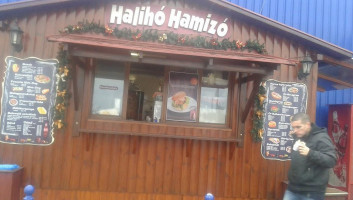 Halihó Hamizó outside