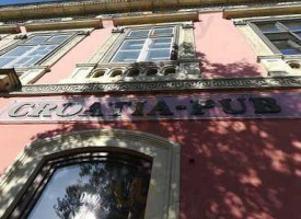 Croatia Pub Es Pizzeria outside