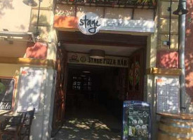 Pizza Karaván outside