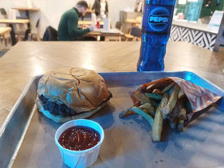 Zing Burger Co. Mom Park